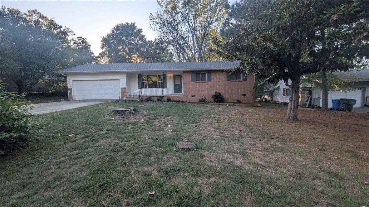 Property Photo:  1351 N Stephens Avenue  AR 72703 