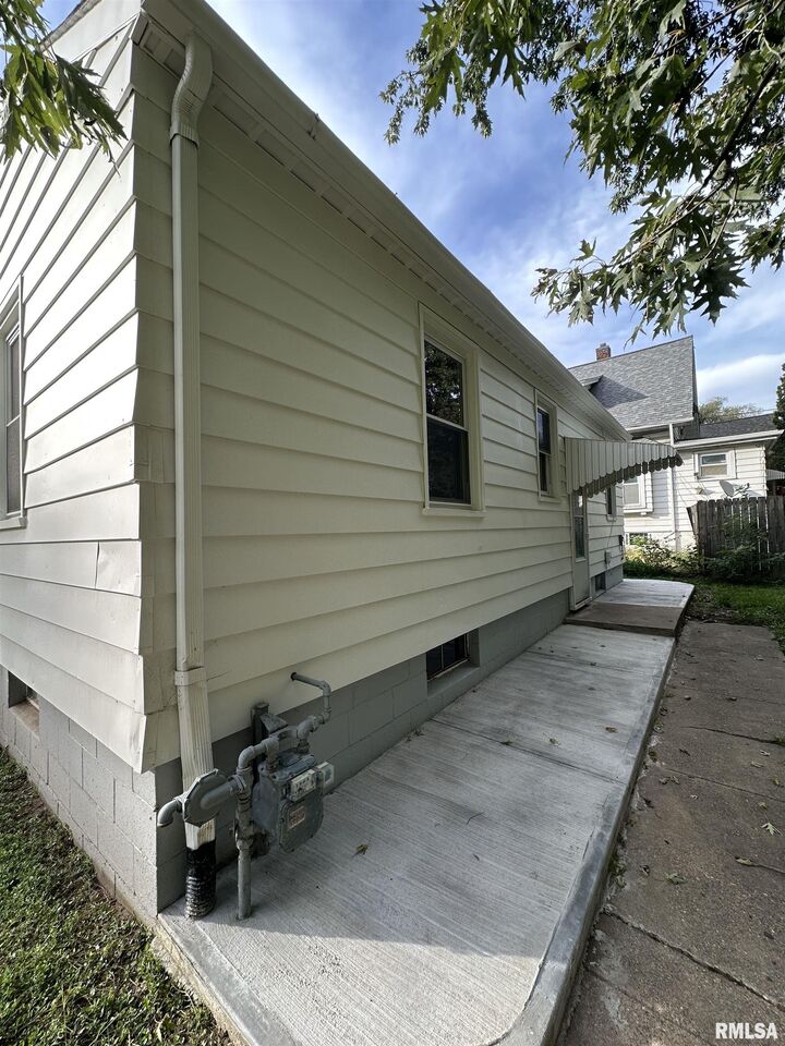 Property Photo: 1612 S Arago Street IL 61605