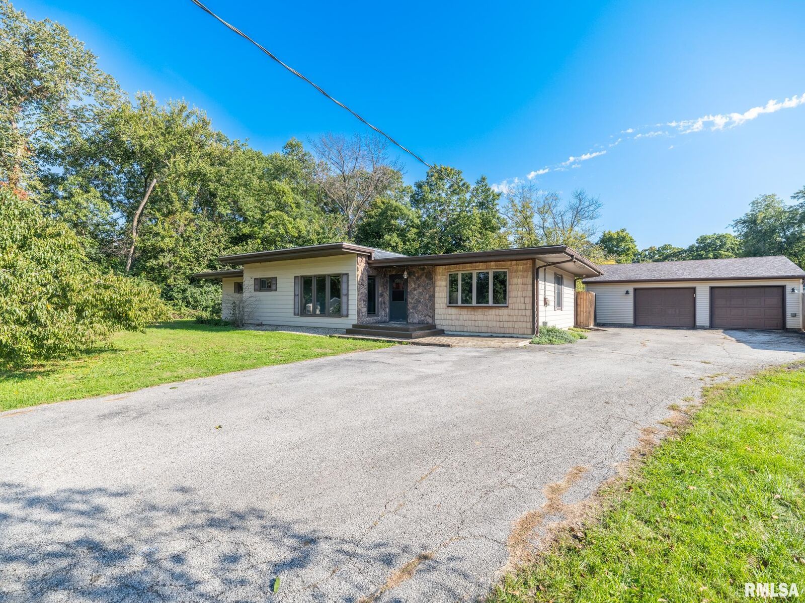 Property Photo:  561 Oak Street  IL 61548 