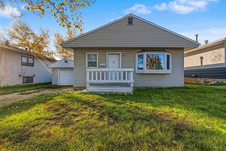 Property Photo:  9319 108 Avenue  AB T8V 1M6 