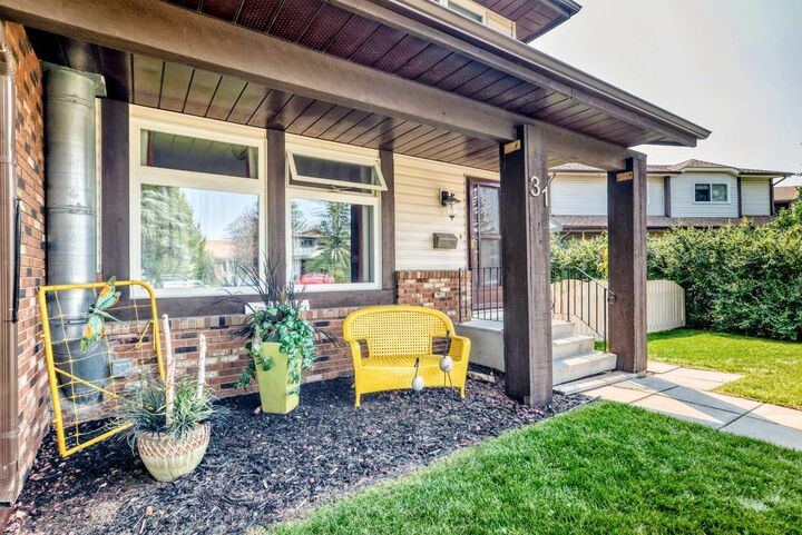 Property Photo:  31 Ranchero Bay NW  AB T3G 1B6 