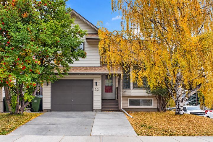 Property Photo:  52 Cedargrove Way SW  AB T2W 4V2 