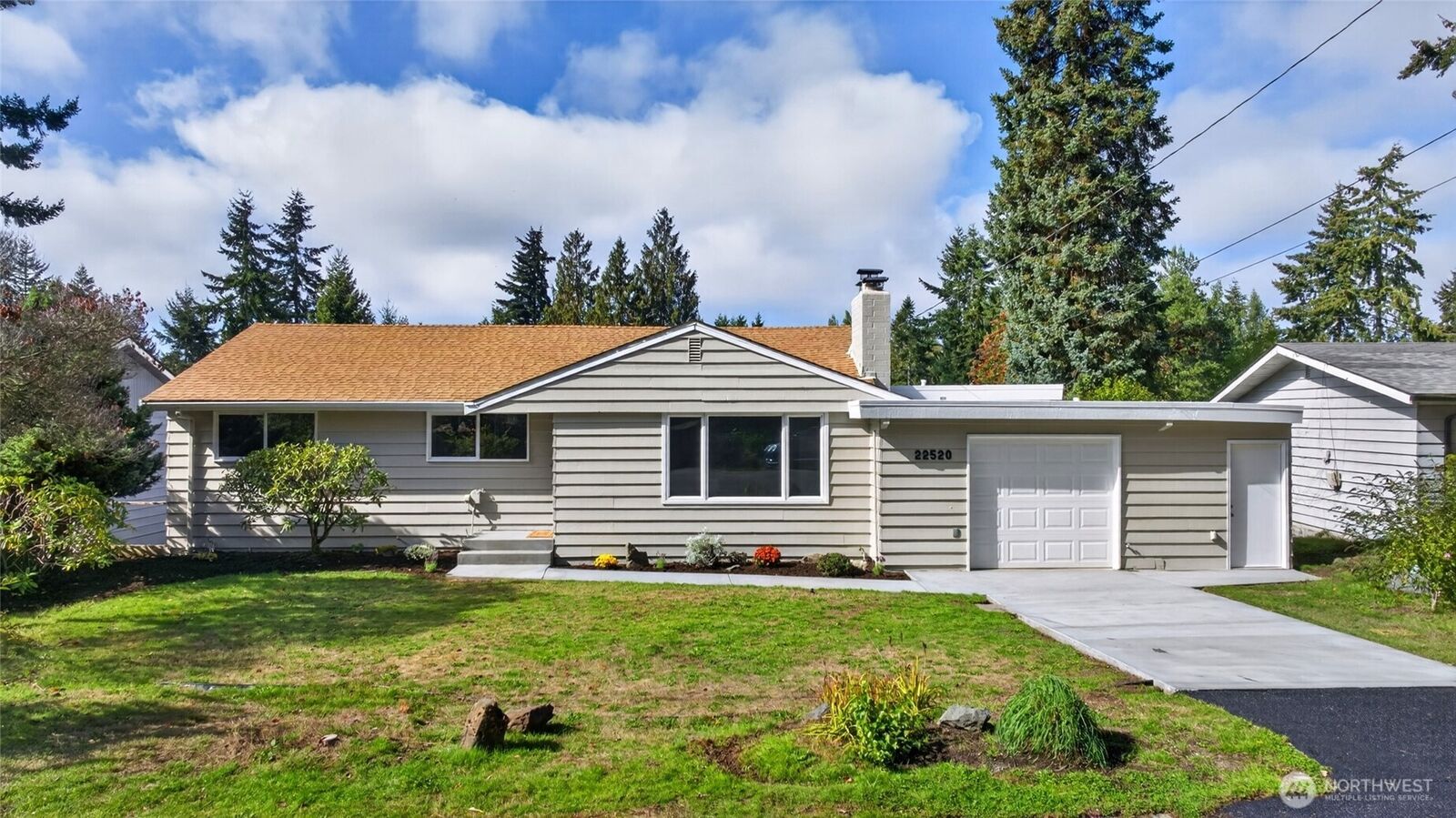 Property Photo: 22520 90th Avenue W WA 98026