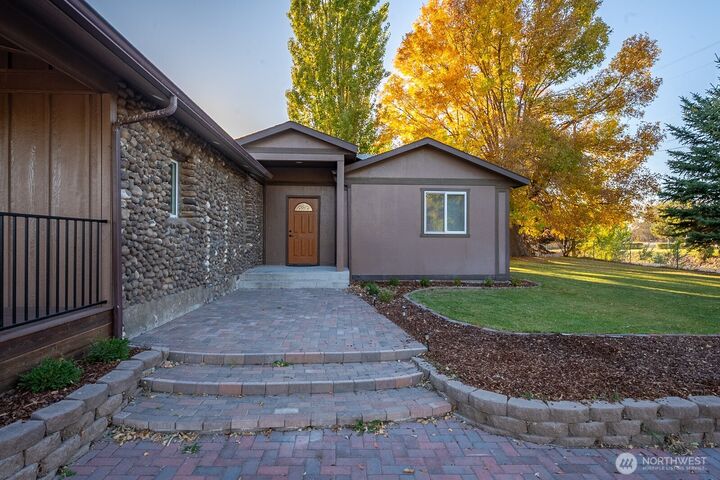 Property Photo: 603 NE Road 19 WA 98851
