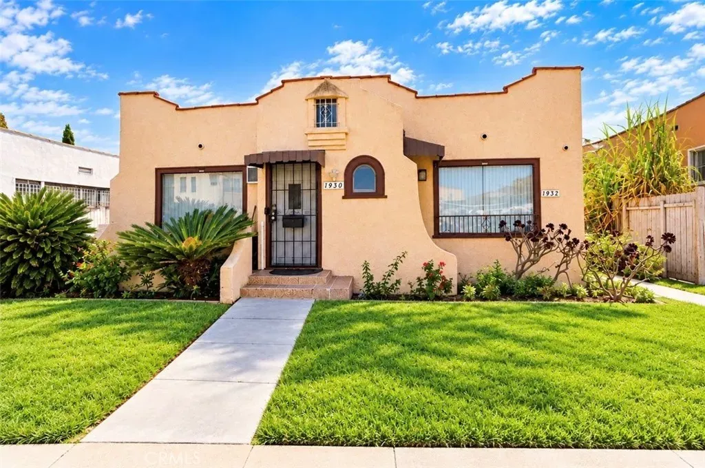 Property Photo:  1930 S Palm Grove  CA 90016 