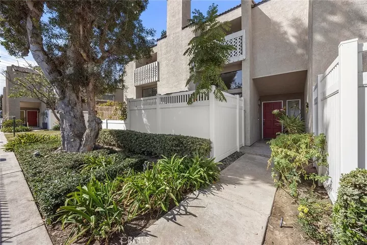 Property Photo:  380 W Wilson St C102  CA 92627 