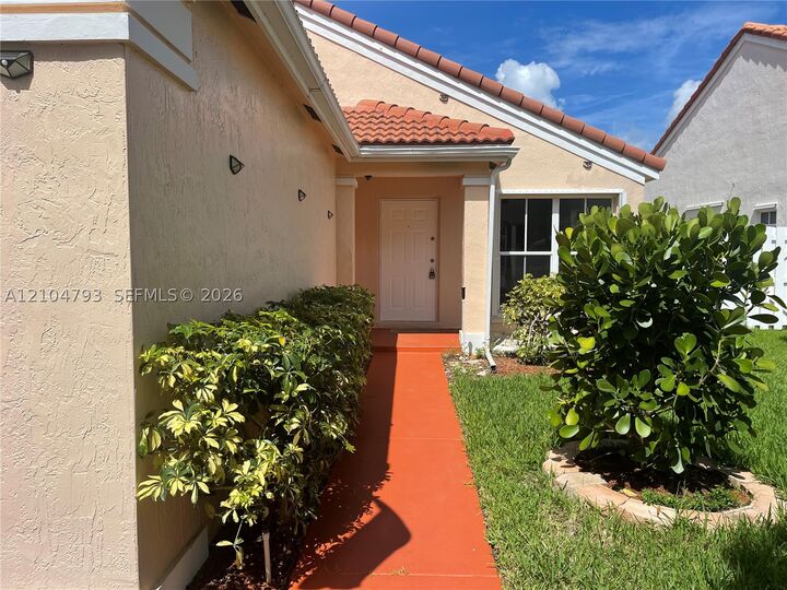 Property Photo:  816 Sand Creek Cir 816  FL 33327 