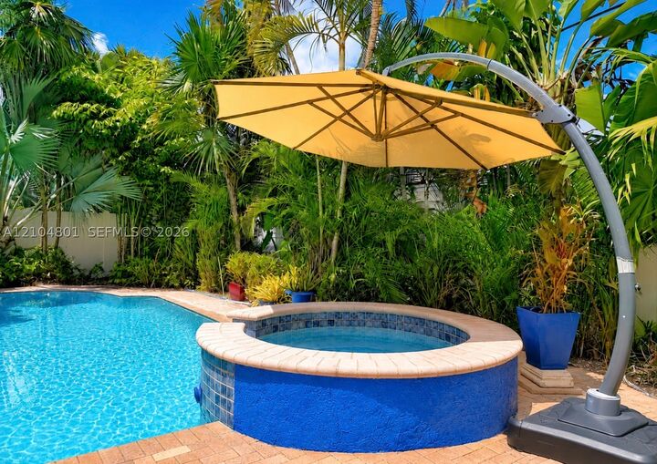 Property Photo:  2400 NE 5th Ave  FL 33305 