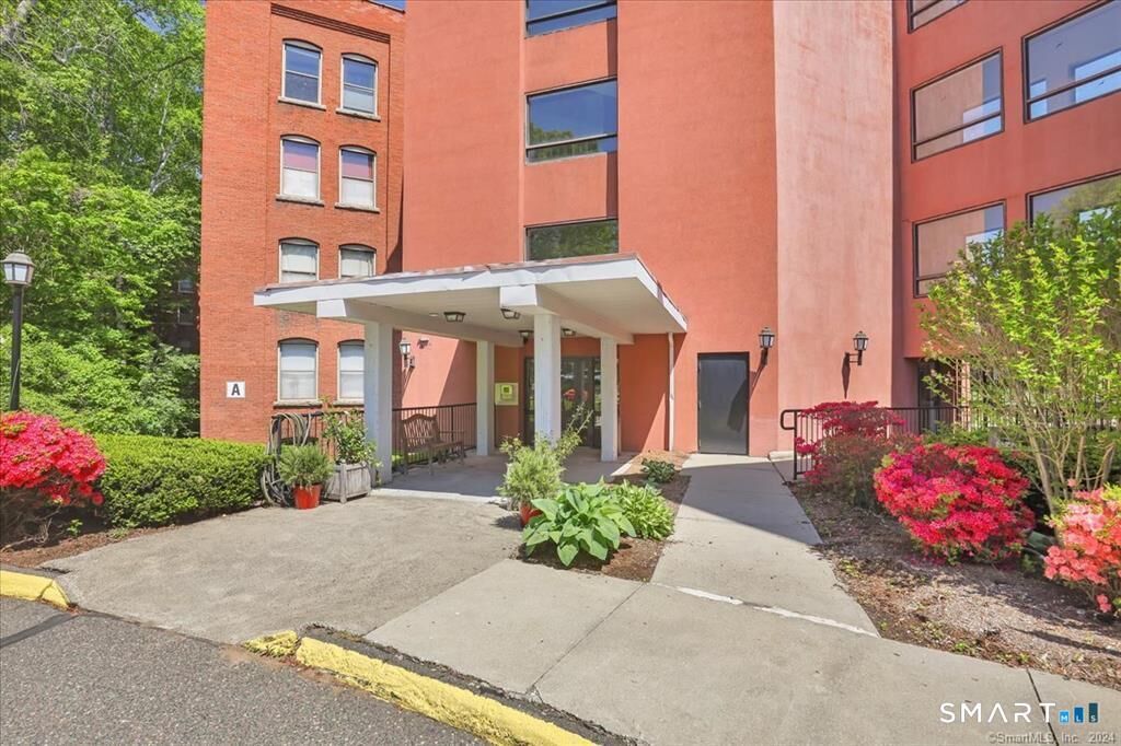 Property Photo:  222 Williams Street East 407  CT 06033 