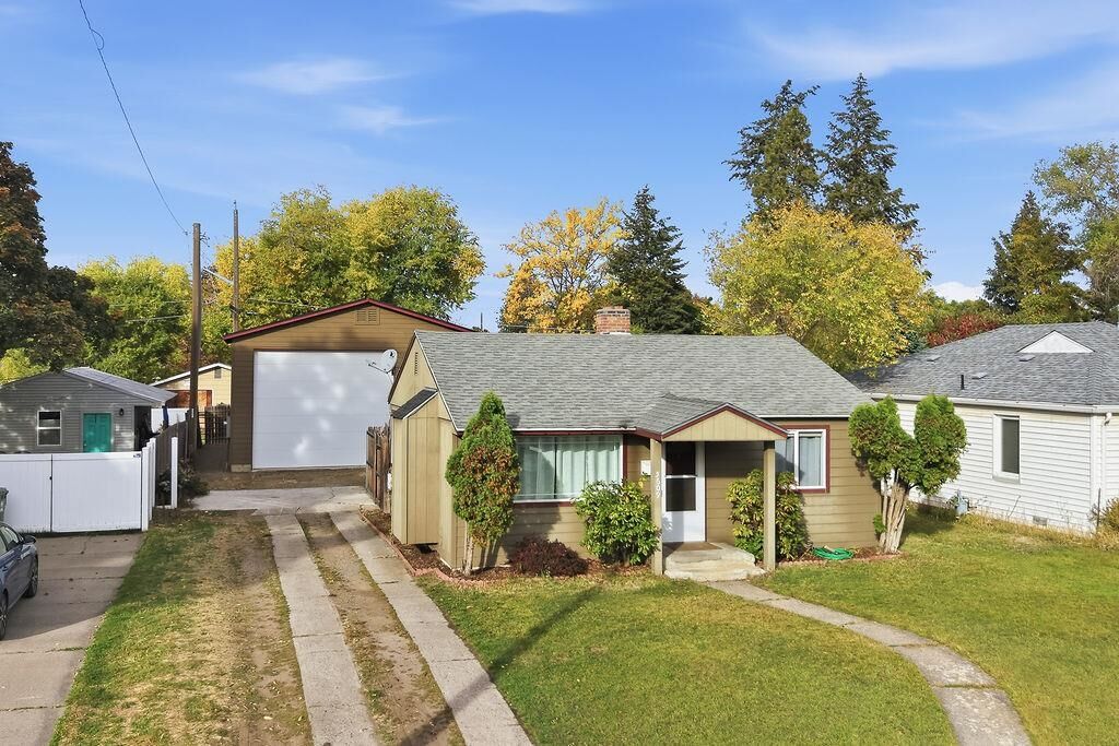 Property Photo: 5609 N Cochran St WA 99205