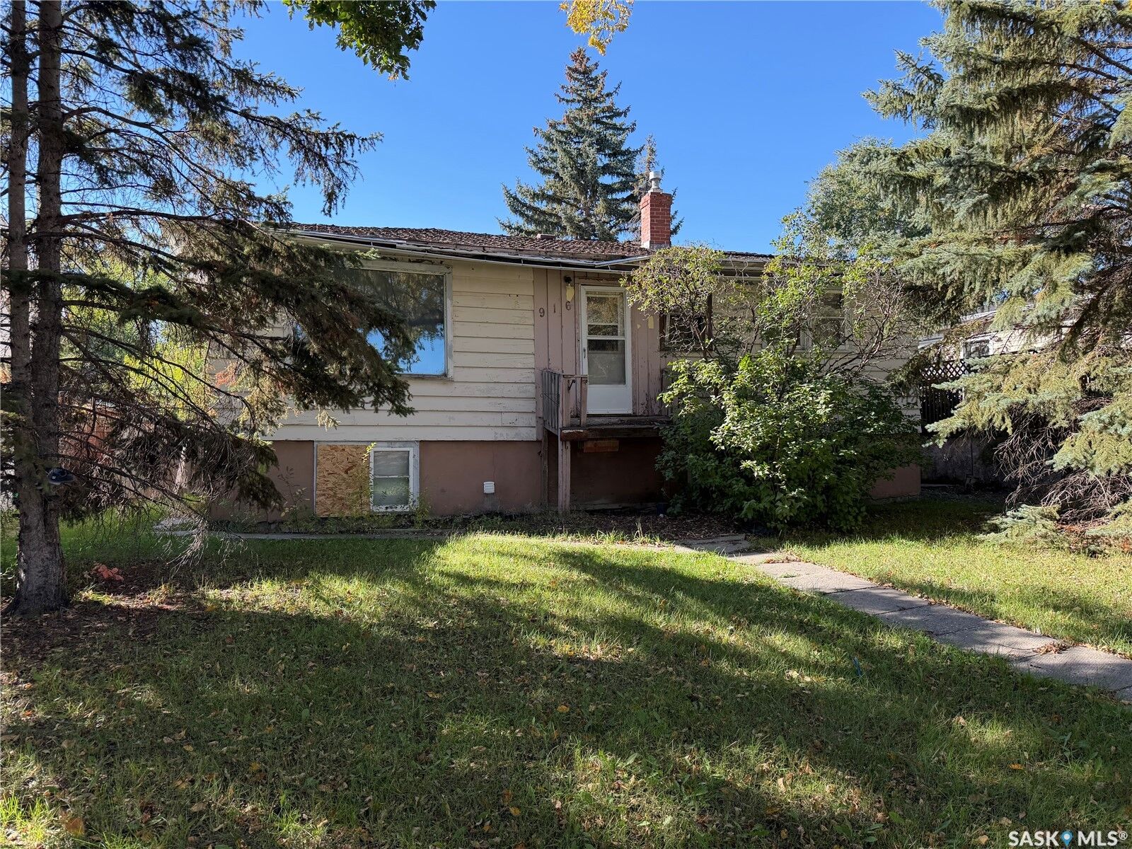 Property Photo:  916 Royal Street  SK S4T 4Z6 