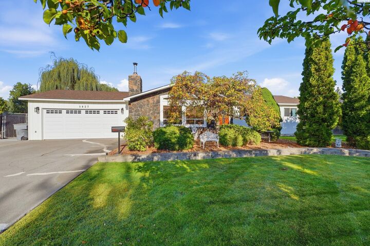 Property Photo:  1827 McMurray Ave  WA 99354 