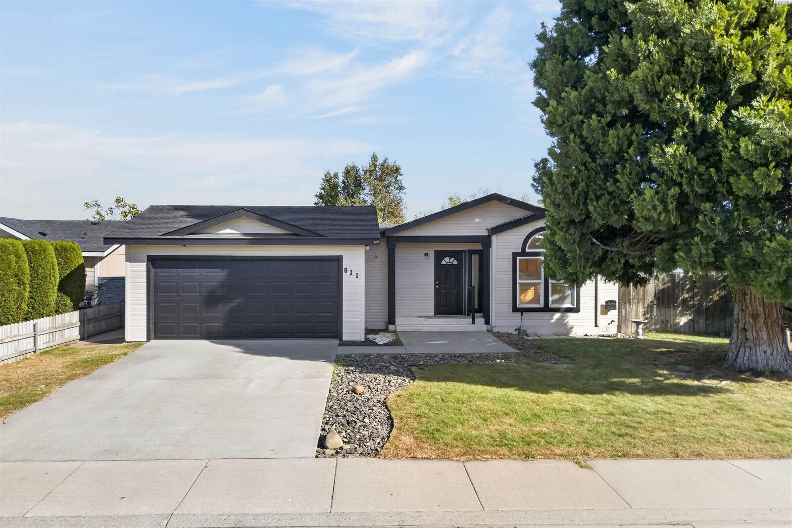 Property Photo: 611 N Waldemar Ave WA 99301