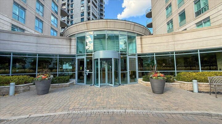 Property Photo: 2111 Lake Shore Boulevard W 816 ON M8V 4B2
