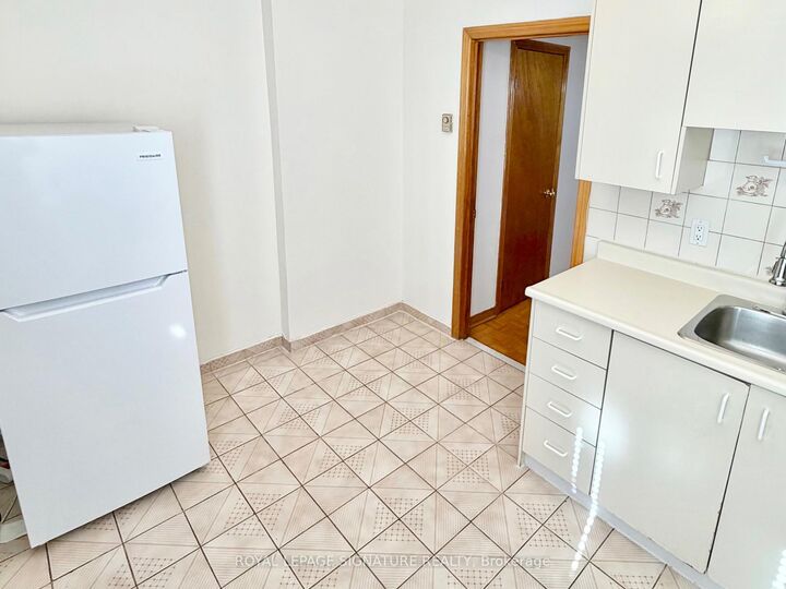 Property Photo:  455 B Danforth Avenue 2nd Flr  ON M4K 1P1 