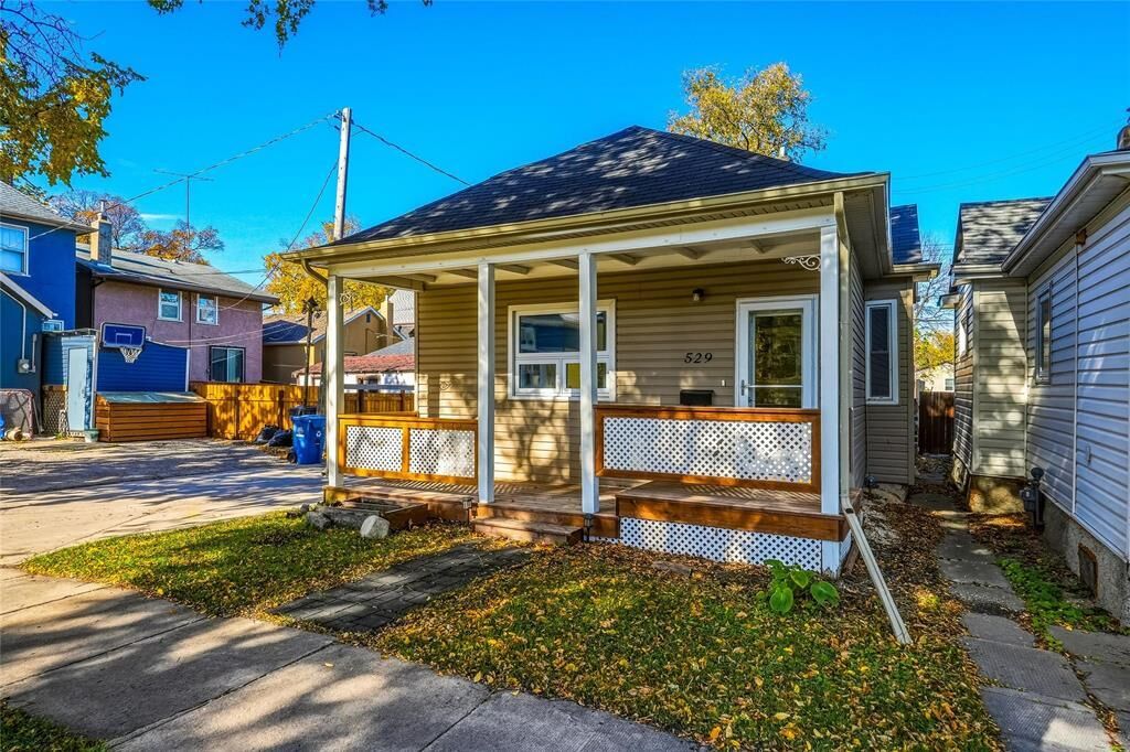 Property Photo:  529 Walker Avenue  MB R3L 1C2 