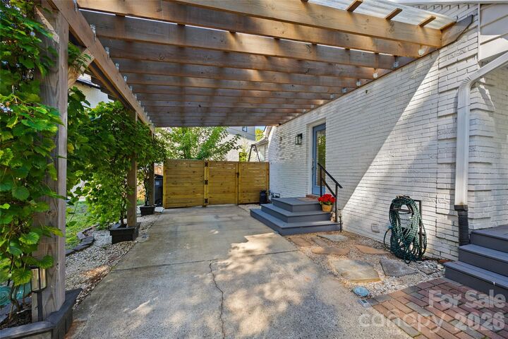 Property Photo:  5145 Murrayhill Drive  NC 28210 