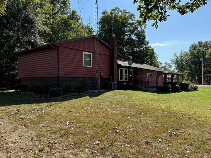 Property Photo: 811 N Ash Street IL 62458