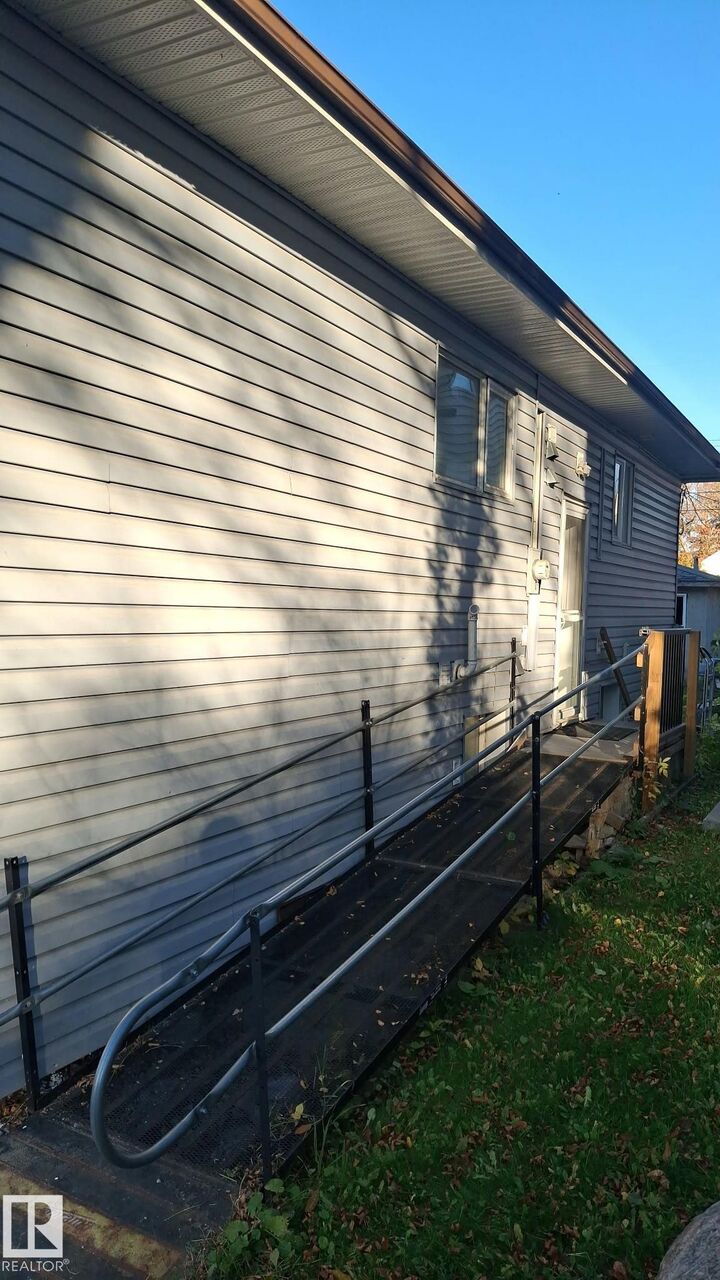 Property Photo:  11727 92 Street NW  AB T5G 1A2 