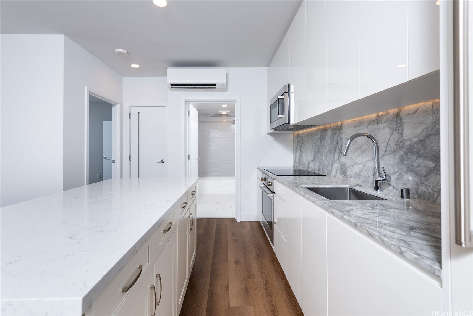 Property Photo:  987 Queen Street 2104  HI 96814 