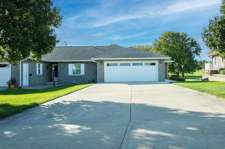 Property Photo: 211 Somerset Ct IA 50658