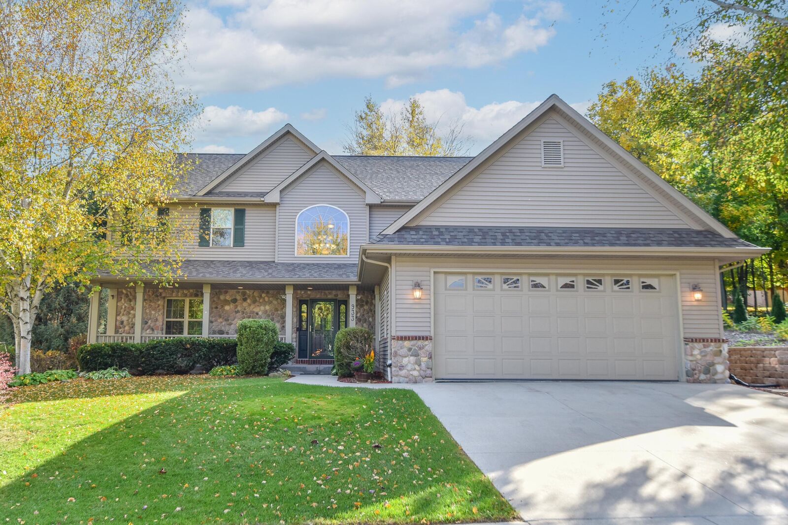 Property Photo:  933 Juniper Ln  WI 53027 