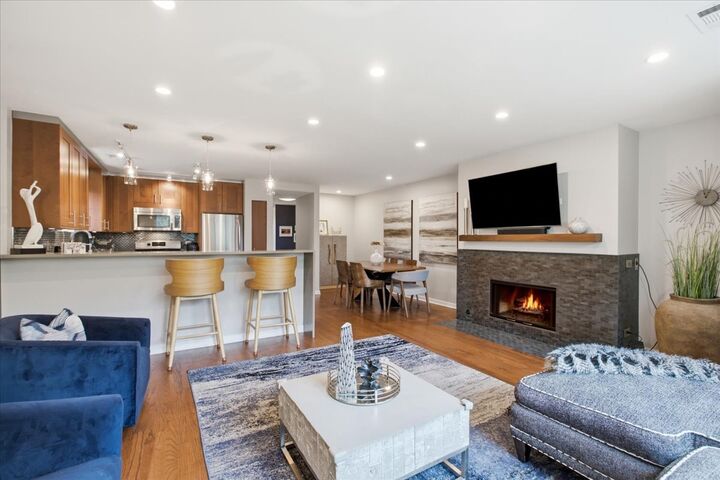 Property Photo: 918 W Fletcher Street C IL 60657