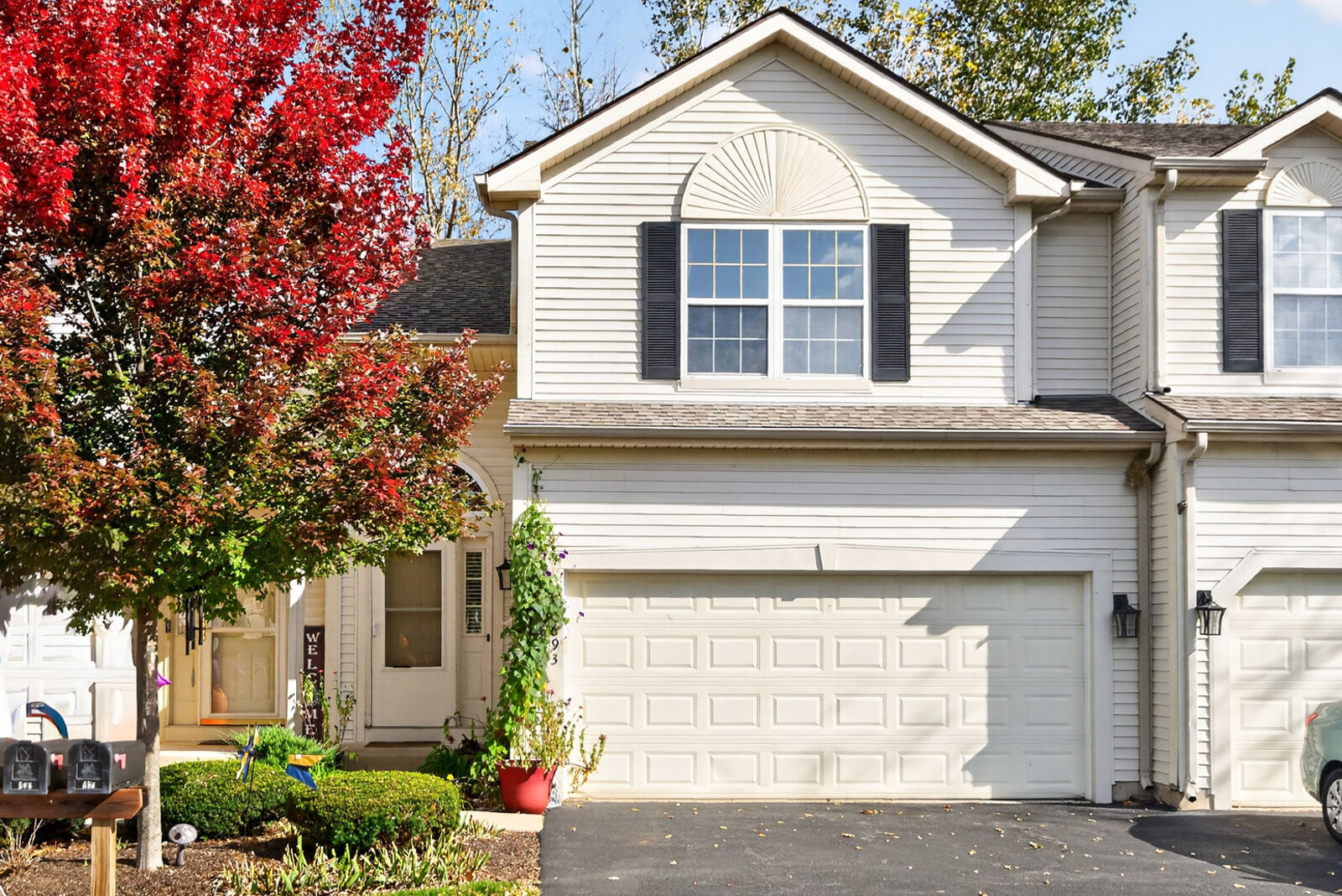 Property Photo:  693 Blackstone Court  IL 60115 
