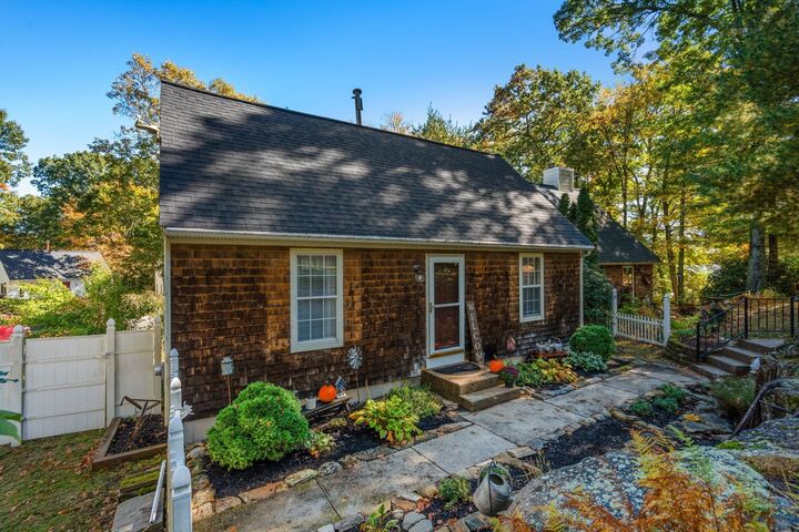 Property Photo:  4 Williamsburg Dr  MA 01569 