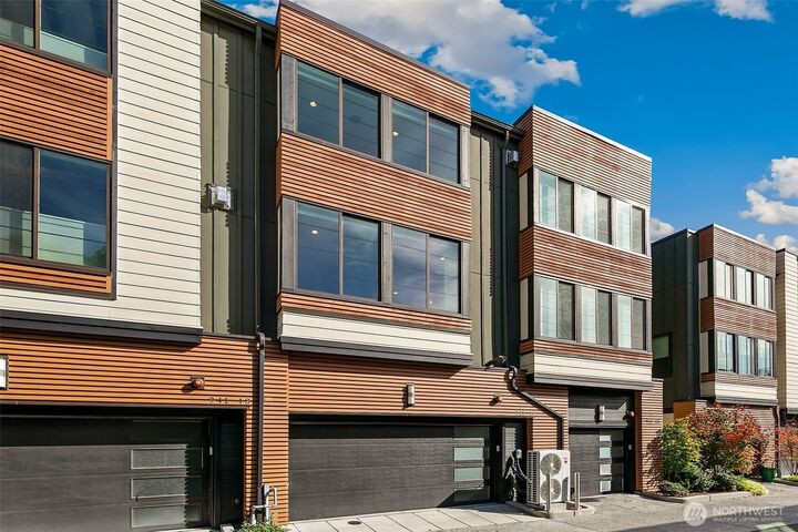 Property Photo:  941 W McGraw Street 44  WA 98119 
