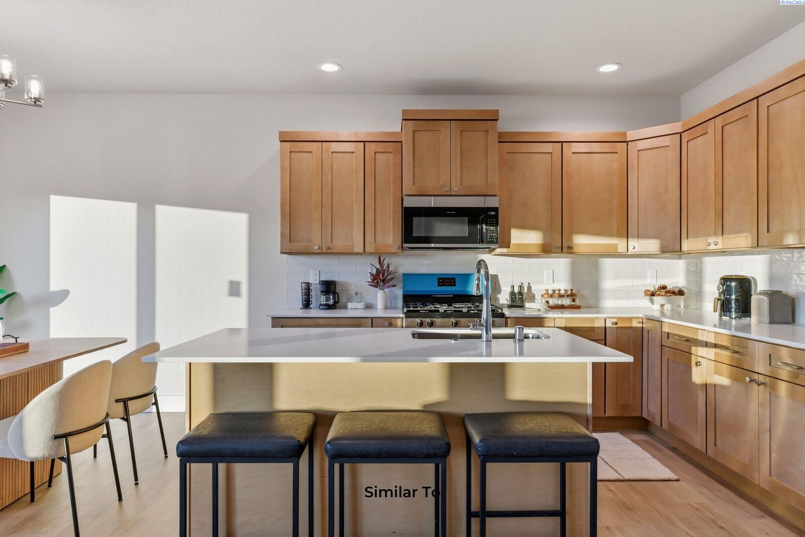 Property Photo:  275 N Dewberry Pl  WA 99336 