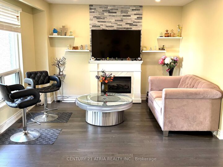 Property Photo:  38 Henderson Drive  ON L4G 3L2 