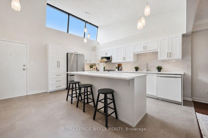 Property Photo:  260 Sheldon Avenue N Ph2  ON N2H 6P2 