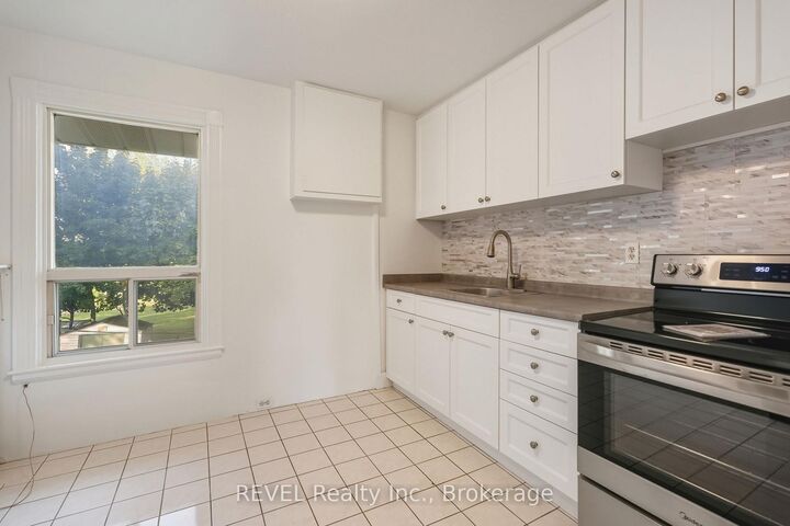 Property Photo:  23 Plymonth Road  ON L3B 3C4 