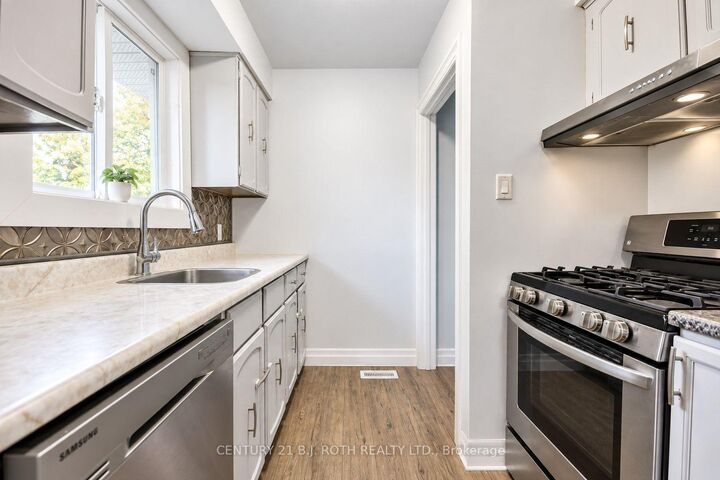 Property Photo:  5 East Gate  ON L4M 2V9 