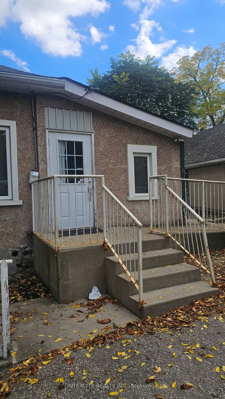 Property Photo:  44 Cardigan Street Room 4  ON N1H 3Z4 