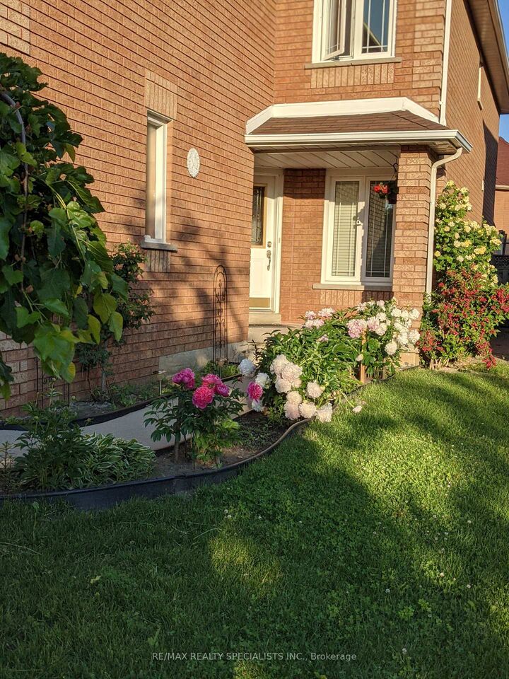 Property Photo:  6923 Dillingwood Drive Main &Amp 2nd  ON L5N 6Z7 