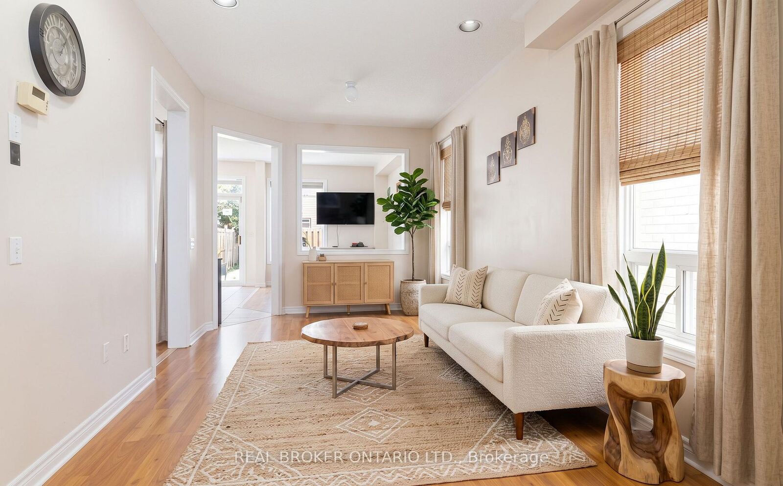 Property Photo:  922 Ledbury Crescent  ON L5V 2P8 