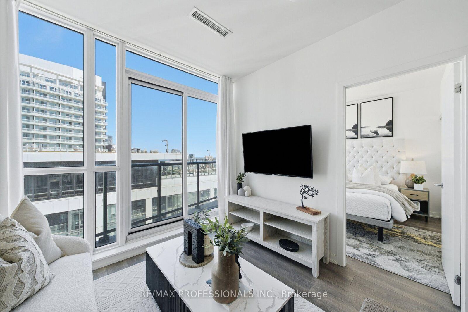 Property Photo:  49 East Liberty Street Ph08  ON M6K 0B2 