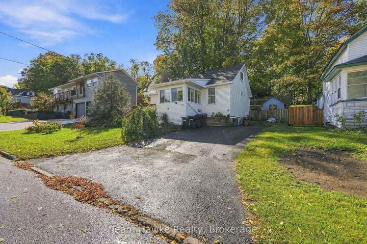 Property Photo:  200 Fifth Street  ON L4R 3W2 