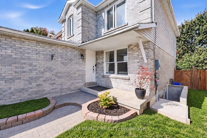 Property Photo:  74 Yorkville Drive  ON L1E 2A6 