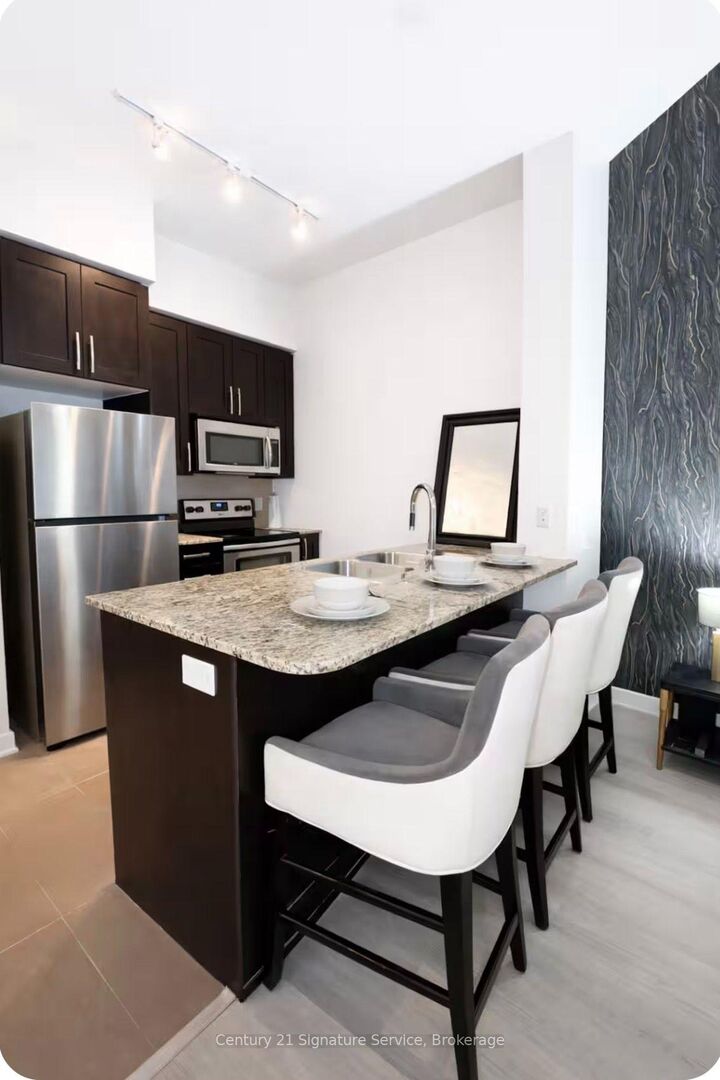 Property Photo:  4070 Confederation Parkway 711  ON L5B 0G4 