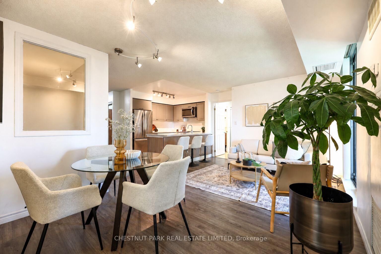 Property Photo:  23 Lorraine Drive 615  ON M2N 6Z6 