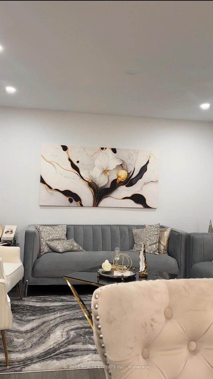 Property Photo:  6111 Camgreen Circle  ON L5N 4N2 