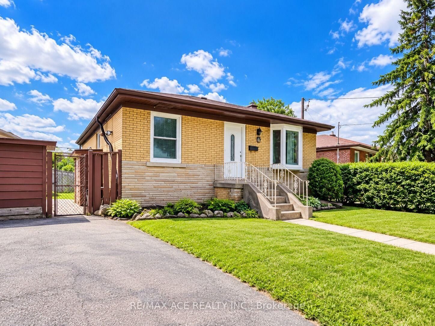 Property Photo:  6 Shawford Crescent Main  ON M1G 1V8 