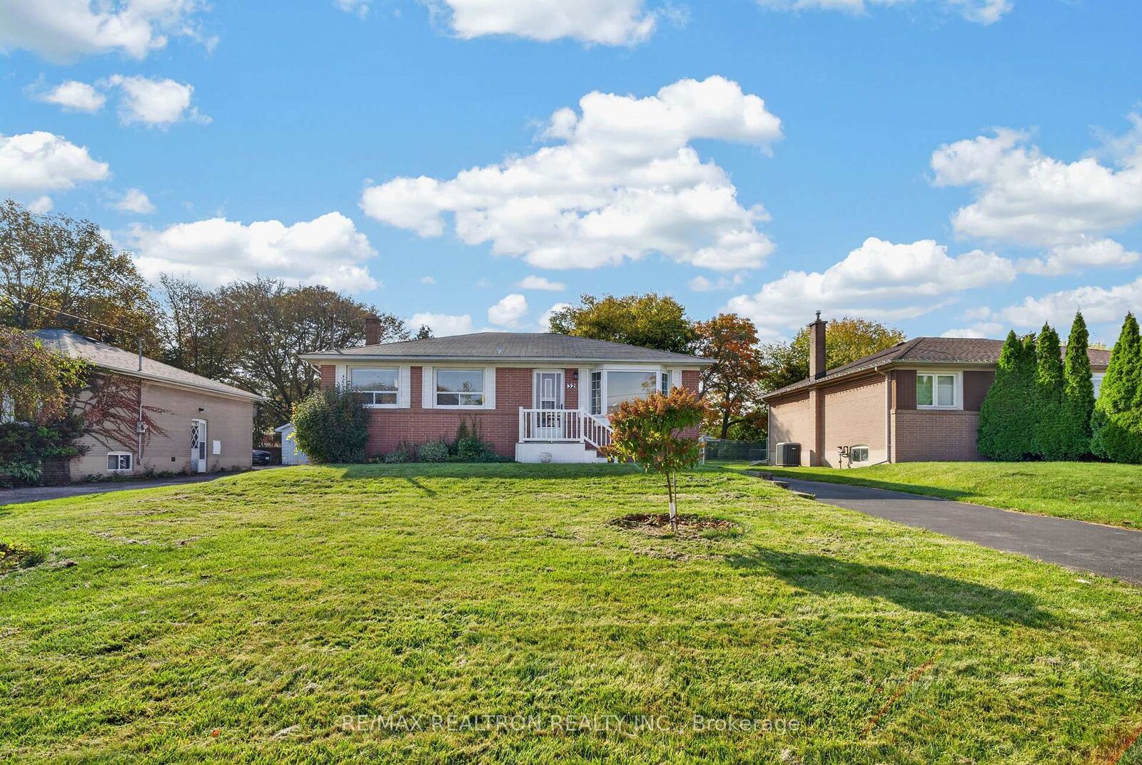 Property Photo:  32 Linton Avenue  ON L1T 2X6 