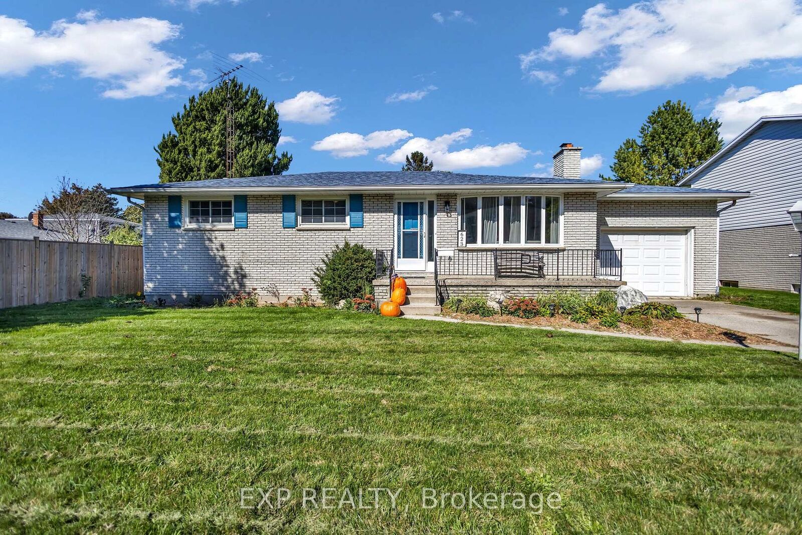 Property Photo:  623 King Street W  ON N7M 1H7 