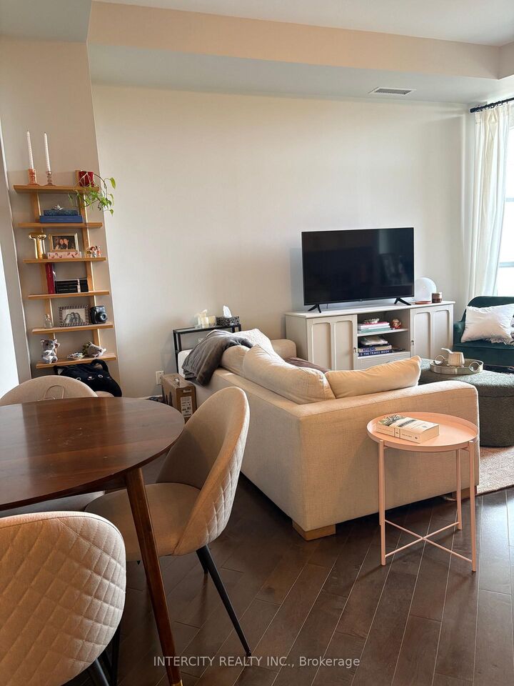Property Photo:  23 Glebe Road W 1018  ON M5P 0A1 