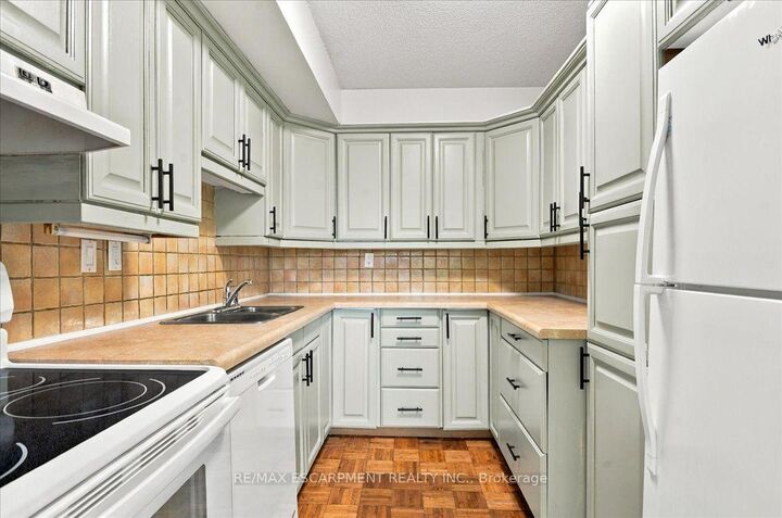 Property Photo:  1300 Marlborough Court 322  ON L6H 2S2 