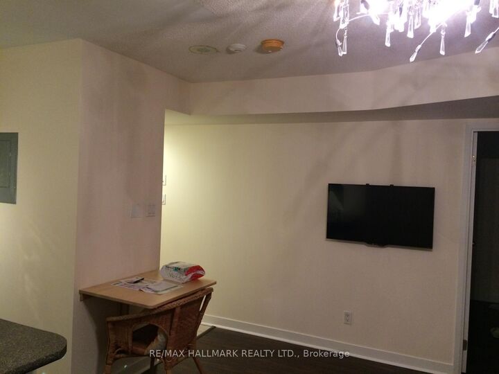 Property Photo:  650 Queens Quay W 1817  ON M5V 3T1 